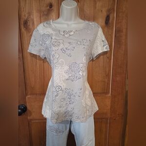 Floral Scoop Neck Short Sleeve Top in Light Gray & Tan